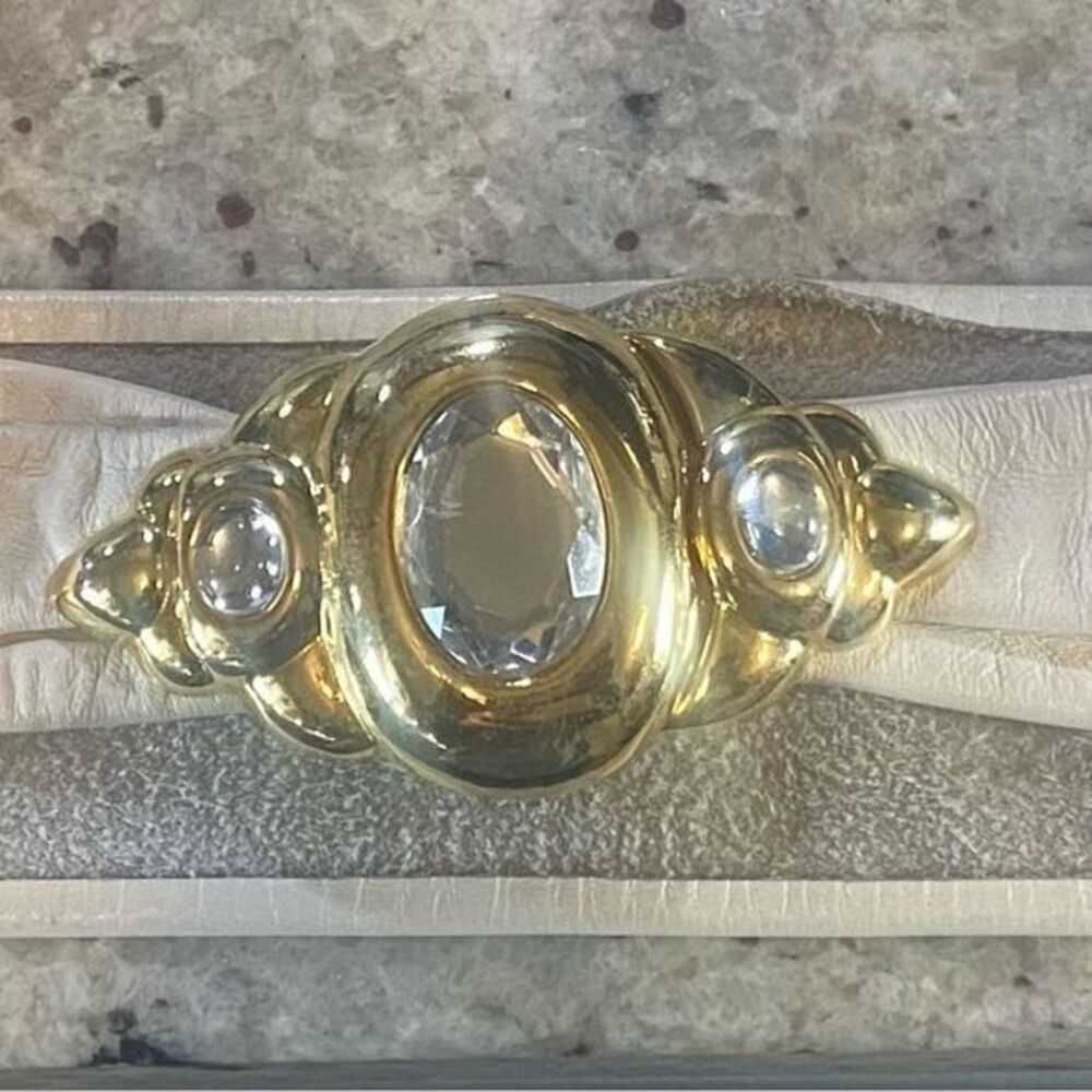 Vintage 1987 Liz Claiborne white leather belt sold as is‎ has flaws